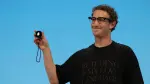 Mark Zuckerberg, director ejecutivo de Meta, presentó un pequeño dispositivo portátil llamado Meta Charm para utilizar su nuevo asistente de IA, Muse, con lo que amplía los esfuerzos de la empresa en materia de hardware más allá de sus exitosas gafas inteligentes.