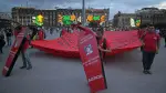 Los padres de los jóvenes de Ayotzinapa encabezaron la movilización en la que también participaron otros normalistas uniformados y en marcha casi marcial, además de activistas y gente de a pie.