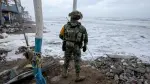 Un soldado del Ejército Mexicano, en Playa Azul, Lázaro Cárdenas, mira hacia el orizonte, vigilando expectante ante la emergencia provocada por el huracán Polo.