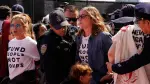 Arrestan a Susan Sarandon y Hannah Einbinder durante una manifestación propalestina en Nueva York. Las populares actrices fueron detenidas por participar en una sentada para exigir que Estados Unidos deje de suministrar armas a Israel. Miles de personas salieron a las calles para protestar bajo la consigna "Palestina Libre" y expresar su rechazo contra la ONU por permitir que el primer ministro israelí, Benjamín Netanyahu, pronunciara un discurso ante la Asamblea General.

¡Síguenos en nuestras redes sociales para mantenerte informado! 

Twitter: https://twitter.com/eleconomista 
Sitio web: https://www.eleconomista.com.mx/ 
Facebook: https://www.facebook.com/ElEconomista.mx 
Instagram: https://www.instagram.com/eleconomistamx 

#ElEconomista #EETV