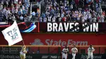 Ronald Acuna Jr., Michael Harris II y Mike Yastrzemski, de los Bravos de Atlanta, celebran su victoria sobre los Phillies de Filadelfia en el primer juego de la Serie de Comodines de la Liga Nacional en Truist Park.