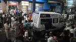 Una ambulancia traslada a víctimas de una estampida durante una celebración religiosa hindú en Calcuta, India, que dejó al menos 17 muertos y 24 heridos.