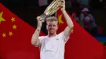 El español Alejandro Davidovich Fokina posa con el trofeo tras vencer a su compatriota Rafael Jodar en la final del Masters de Shanghái, China.