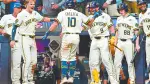 Sal Frelick, de los Milwaukee Brewers, celebra con sus compañeros tras conectar un jonrón ante los Tampa Bay Rays durante el segundo juego de la Serie Mundial 2026. Foto: Imagn Images./ Reuters