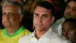 El senador brasileño Flávio Bolsonaro durante una conferencia de prensa posterior a la jornada electoral en Brasil.
