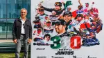 Carlos Slim Domit posa junto a un mural conmemorativo de los 300 Grandes Premios de Sergio “Checo” Pérez en Fórmula 1.