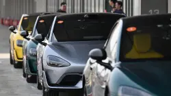 Coches Xiaomi SU7 Ultra se alinean durante una jornada de conducción en pista organizada por Xiaomi en Tianjin.