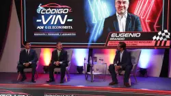 Mauricio Juárez, editor de Código VIN de El Economista,; Eugenio Grandio, Presidente de la Electro Movilidad Asociación México. y Esaú Ponce, coeditor de Código VIN de El Economista.
