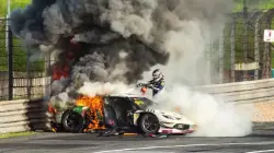 Loek Hartlog, rescatando a Ollie Millroy tras su accidente en Shanghai.