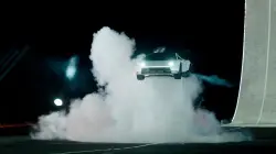 Elon Musk presenta el Tesla Roadster, un auto "volador".