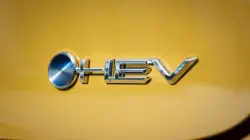 Toyota Prius: emblema HEV