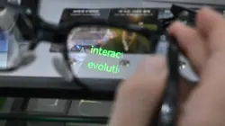 Un optometrista sostiene un par de gafas inteligentes en la óptica Eyedaq en Seúl.
