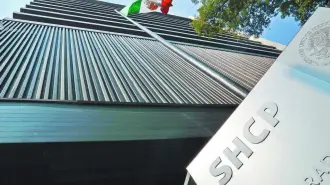 La Secretaría de Hacienda y Crédito Público detalló que la Comisión Nacional Bancaria y de Valores ya inició un proceso de revisión a estas instituciones financieras, en el marco de la regulación nacional.

Para más información del tema, visita: https://www.eleconomista.com.mx/sectorfinanciero/eu-otorgado-pruebas-sobre-relacion-cibanco-vector-e-intercam-lavado-dinero-shcp-20250625-765278.html

¡Síguenos en nuestras redes sociales para mantenerte informado!

Twitter: https://twitter.com/eleconomista 
Facebook: https://www.facebook.com/ElEconomista.mx
Instagram: https://www.instagram.com/eleconomistamx
LinkedIn: https://www.linkedin.com/company/el-economista/

#ElEconomista #EETV #SHCP