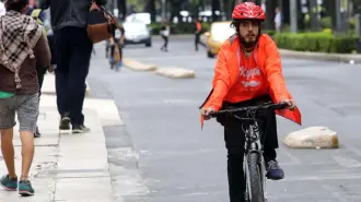 El pasado 1 de julio el Instituto Mexicano del Seguro Social (IMSS) inició la prueba piloto para la afiliación obligatoria de repartidores y conductores de plataformas digitales, hasta ahora se han registrado casi el doble de trabajadores que estimaban las autoridades.

Para más información del tema, visita: https://www.eleconomista.com.mx/capital-humano/millon-trabajadores-apps-registrados-imss-claudia-sheinbaum-20250725-769846.html

¡Síguenos en nuestras redes sociales para mantenerte informado!

Twitter: https://twitter.com/eleconomista 
Facebook: https://www.facebook.com/ElEconomista.mx
Instagram: https://www.instagram.com/eleconomistamx
LinkedIn: https://www.linkedin.com/company/el-economista/

#ElEconomista #EETV