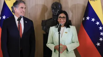 El secretario del Interior de Estados Unidos, Doug Burgum y la presidenta interina de Venezuela, Delcy Rodríguez.
