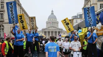 Durante la Marcha por Jesús, un evento cristiano, la gente camina sobre zancos frente al Panteón de París.