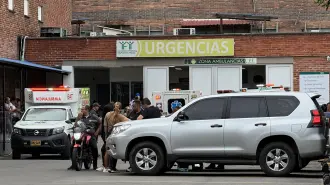 Colegas del periodista Cristian Herrera se reúnen frente al Hospital Universitario Erasmo Meoz en Cúcuta, Colombia.