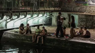 Jóvenes se refrescan en el Canal Saint-Martin durante una ola de calor en Francia.