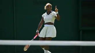 Serena Williams reacciona mientras entrena en las pistas de prácticas del All England Lawn Tennis and Croquet Club en Wimbledon.
