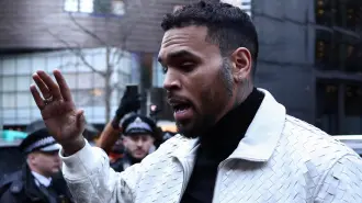 El cantante estadounidense Chris Brown llega al Tribunal de la Corona de Southwark en Londres el 28 de enero de 2026.