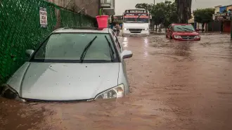 El aumento del volumen de agua en arroyos y drenajes ocasionó crecientes, autos varados en diversas zonas urbanas, así como en comunidades rurales, donde elementos de auxilio, así como el Ejército mexicano, evacuaron a decenas de familias. 