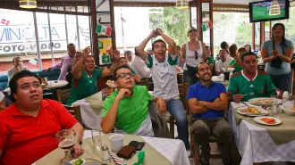 MƒXICO, D.F., 11JUNIO2010.- Aficionados acudieron a restaurantes, bares y cantinas a observar el partido de futbol entre México y Sud‡frica, con el cual se inaugur— el mundial.FOTO: ISAAC ESQUIVEL/CUARTOSCURO.COM