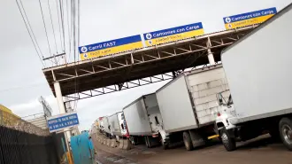 Estados Unidos cerró dos carriles en la Garita de Otay Mesa que hace frontera con Tijuana. La medida se aplica desde el 1 de abril y será por tiempo indefinido en carriles de camiones para la inspección y procesamiento de importaciones y medios de transporte desde México. El presidente Andrés Manuel López Obrador descartó pérdidas graves debido a la lentitud registrada en algunos puntos fronterizos.