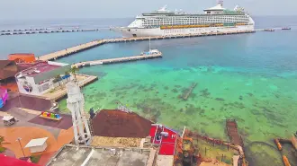COZUMEL, QUINTANA ROO, 16JUNIO2021.- Con m·s de mil pasajeros a bordo, esta maÒana llegÛ a Cozumel el crucero ìAdvendure Of the Seasi de la compaÒÌa Royal Caribbean, el cual es el primero en llegar a esta isla desde que comenzÛ la pandemia. La embarcaciÛn atracÛ alrededor de las 6:30 horas en el muelle SSA MÈxico, y convirtiÛ a este destino el primero en la regiÛn en reactivar la industria de cruceros. FOTO: ELIZABETH RUÕZ / CUARTOSCURO.COM