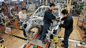 Employees work on the assembly line on the Jetta Bicentennial at the Volkswagen (VW) automobile manufacturing factory in Puebla August 12, 2010. Puebla, which will manufacture over half a million vehicles every year, is VW's largest factory in the Americas and one of the largest worldwide.  REUTERS/Imelda Medina (MEXICO - Tags: TRANSPORT BUSINESS)