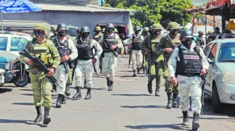 ACAPULCO, GUERRERO, 17FEBRERO2022.- El EjÈrcito Mexicano y Guardia Nacional realizaron un operativo con la finalidad de inhibir el delito, luego de que comerciantes el dÌa a de ayer pidieran la salida del ejercito y Guardia Nacional del mercado, a lo que los mandan del ejercito respondieran que en ning˙n momento se violan los derechos humanos en los operativos que realizan.FOTO. CARLOS ALBERTO CARBAJAL/CUARTOSCURO.COM