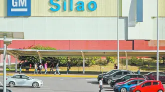 FILE PHOTO: Workers arrive for a shift at the GM truck assembly plant amid the outbreak of the coronavirus disease (COVID-19), in Silao, Mexico May 22, 2020. REUTERS/Sergio Maldonado/File Photo-NARCH/NARCH30
