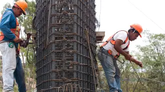 QUERETARO, QUERETARO, 10JUNIO2010.- Trabajadores, realizan, labores de construccion del distribuidor vial Bicentenario con una inversion de 275 millones de pesos, via que tendra una capacidad de 11 mil 400 vehiculos por hora. Se tiene previsto que la construccion cocluya en 5 fases que duraran aproximadamente 11 meses. FOTO: DEMIAN CHAVEZ/CUARTOSCURO.COM