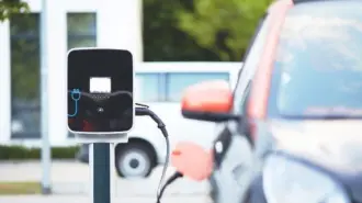 La Unión Europea decidirá este viernes si hace permanentes los aranceles al coche eléctrico importado desde China que impuso de manera provisional en julio para compensar los subsidios ilegales de Pekín a sus productores; se trata de una medida que Bruselas defiende junto a países como Francia, Italia o Polonia y pese a las reservas de Alemania y, más recientemente, de España.

Para más información del tema, visita: https://www.eleconomista.com.mx/empresas/ue-decidira-4-octubre-permanentes-aranceles-auto-electrico-chino-20241003-728527.html 

¡Síguenos en nuestras redes sociales para mantenerte informado!

Twitter: https://twitter.com/eleconomista 
Facebook: https://www.facebook.com/ElEconomista.mx
Instagram: https://www.instagram.com/eleconomistamx
LinkedIn: https://www.linkedin.com/company/el-economista/

#ElEconomista #EETV