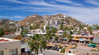 El turismo es una de las actividades más importantes de la economía en México, ya que fomenta el empleo, atrae divisas y fomenta la inversión; sin embargo, el enfoque del desarrollo inmobiliario centrado a este mercado ha complicado el acceso a la vivienda en algunas ciudades del país. 

Para más información del tema, visita: https://www.eleconomista.com.mx/econohabitat/turismo-lujo-impulsa-vivienda-premium-complica-acceso-clase-trabajadora-20241119-734832.html

¡Síguenos en nuestras redes sociales para mantenerte informado!

Twitter: https://twitter.com/eleconomista 
Facebook: https://www.facebook.com/ElEconomista.mx
Instagram: https://www.instagram.com/eleconomistamx
LinkedIn: https://www.linkedin.com/company/el-economista/

#ElEconomista #EETV
