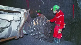 FRESNILLO, ZACATECAS 21DICIEMBRE2003.- El Minero Continuo, una moderna máquina que hace el trabajo de decenas de hombres, avanza en la Mina de Proaño, primera productora de plata refinada en el mundo. A 695 metros de profundidad, la máquina avanza 12 metros al día, lo que permite triplicar la produccion.FOTO: Pedro Valtierra/CUARTOSCURO.COM