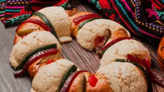 Conoce el origen de la Rosca de Reyes y su profundo simbolismo para celebrar en familia este 6 de enero.

Para más información del tema, visita: https://www.eleconomista.com.mx/bistronomie/rosca-reyes-historia-significado-receta-perfecta-compartir-20250102-740255.html

¡Síguenos en nuestras redes sociales para mantenerte informado!

Twitter: https://twitter.com/eleconomista 
Facebook: https://www.facebook.com/ElEconomista.mx
Instagram: https://www.instagram.com/eleconomistamx
LinkedIn: https://www.linkedin.com/company/el-economista/

#ElEconomista #EETV