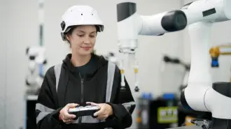 El WEF estima que ante los acelerados cambios tecnológicos en el mundo del trabajo, el 59% de la fuerza laboral necesitará algún tipo de capacitación para actualización o desarrollo de nuevas habilidades en los próximos cinco años.

Para más información del tema, visita: https://www.eleconomista.com.mx/capital-humano/futuro-trabajo-empleos-auge-retroceso-cara-20250109-741164.html

¡Síguenos en nuestras redes sociales para mantenerte informado!

Twitter: https://twitter.com/eleconomista 
Facebook: https://www.facebook.com/ElEconomista.mx
Instagram: https://www.instagram.com/eleconomistamx
LinkedIn: https://www.linkedin.com/company/el-economista/

#ElEconomista #EETV