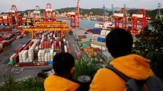 Niños observan el área desde un mirador sobre grúas y contenedores en el puerto de Keelung, Taiwán