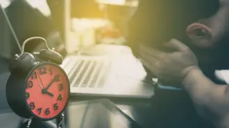 Confundir el tiempo de trabajo con el compromiso laboral y el desempeño, celebrar las jornadas extensas y el agotamiento, es quizá la muestra clara de que una semana laboral de 40 horas no sólo conlleva un cambio legislativo, sino una transformación de las culturas organizacionales.

Para más información del tema, visita: https://www.eleconomista.com.mx/capital-humano/reducir-jornada-laboral-cultura-trabajo-20250514-758936.html
Twitter: https://twitter.com/eleconomista 
Sitio web: https://www.eleconomista.com.mx/ 
Facebook: https://www.facebook.com/ElEconomista.mx 

#ElEconomista #CapitalHumano #EETV