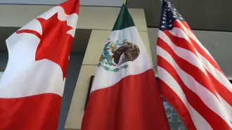 El Consejo Empresarial de Canadá destacó que la Cumbre de Líderes del G7 del próximo mes en Kananaskis, Alberta, brinda la oportunidad para celebrar un cumbre paralela entre los tres mandatarios de América del Norte para tratar la revisión del T-MEC.

Para más información del tema, visita: https://www.eleconomista.com.mx/empresas/canada-promueve-cumbre-trilateral-revisar-t-mec-20250528-761132.html 

¡Síguenos en nuestras redes sociales para mantenerte informado!

Twitter: https://twitter.com/eleconomista 
Facebook: https://www.facebook.com/ElEconomista.mx
Instagram: https://www.instagram.com/eleconomistamx
LinkedIn: https://www.linkedin.com/company/el-economista/

#ElEconomista #EETV