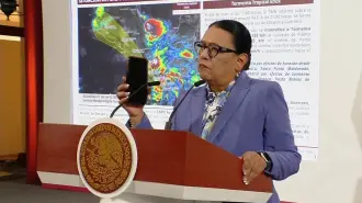 El Gobierno de México ha iniciado un operativo de prevención y atención ante la llegada de la tormenta tropical “Erick”, que amenaza con impactar como huracán categoría 2 en los estados de Oaxaca y Guerrero, informó este martes la titular de Protección Civil, Laura Velázquez Alzúa, en la conferencia mañanera presidencial encabezada por la secretaria de Gobernación, Rosa Icela Rodríguez.

Para más información del tema, visita: https://www.eleconomista.com.mx/politica/gobierno-despliega-operativo-llegada-tormenta-tropical-erick-20250617-764080.html
Twitter: https://twitter.com/eleconomista 
Sitio web: https://www.eleconomista.com.mx/ 
Facebook: https://www.facebook.com/ElEconomista.mx 

#ElEconomista #CapitalHumano #EETV