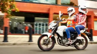 En el primer trimestre de 2025 se registraron más de 7,500 colisiones con motocicletas, con saldo de 54 fallecimientos.

Para más información del tema, visita: https://www.eleconomista.com.mx/politica/servicio-moto-apps-ilegal-esto-dicen-autoridades-cdmx-accidente-usuaria-perdio-vida-20250726-769915.html

¡Síguenos en nuestras redes sociales para mantenerte informado!

Twitter: https://twitter.com/eleconomista 
Facebook: https://www.facebook.com/ElEconomista.mx
Instagram: https://www.instagram.com/eleconomistamx
LinkedIn: https://www.linkedin.com/company/el-economista/
T

#ElEconomista #EETV