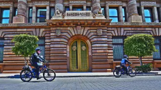 Especialistas del sector privado ajustaron al alza su expectativa de crecimiento para el Producto Interno Bruto (PIB) de México de este año a 0.20%, según los resultados de la Encuesta aplicada por el Banco de México (Banxico).

Para más información del tema, visita: https://www.eleconomista.com.mx/economia/especialistas-suben-0-20-prevision-pib-esperan-inflacion-4-11-encuesta-banxico-20250801-770848.html

¡Síguenos en nuestras redes sociales para mantenerte informado!

Twitter: https://twitter.com/eleconomista 
Facebook: https://www.facebook.com/ElEconomista.mx
Instagram: https://www.instagram.com/eleconomistamx
LinkedIn: https://www.linkedin.com/company/el-economista/

#ElEconomista #EETV