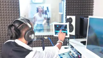 El progreso tecnológico ya ha revolucionado varias veces el mundo de la música, desde la radio al streaming, pasando por el 'beatbox' o caja de ritmos.

Para más información del tema, visita: https://www.eleconomista.com.mx/arteseideas/industria-musical-amenazada-grupos-generados-ia-20250802-770982.html

¡Síguenos en nuestras redes sociales para mantenerte informado!

Twitter: https://twitter.com/eleconomista 
Facebook: https://www.facebook.com/ElEconomista.mx
Instagram: https://www.instagram.com/eleconomistamx
LinkedIn: https://www.linkedin.com/company/el-economista/
T

#ElEconomista #EETV