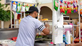 La precariedad laboral marca la entrada de los jóvenes al mercado de trabajo en México: alta informalidad, bajos salarios, ausencia de prestaciones y jornadas que exceden la ley son parte del panorama que enfrentan.