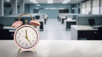 La reducción de la jornada laboral en México a 40 horas plantea un gran desafío para las empresas: medir la productividad y las horas efectivamente trabajadas; según expertos, las organizaciones aún no están preparadas para el cambio.

Para más información del tema, visita: https://www.eleconomista.com.mx/capital-humano/medir-productividad-principal-obstaculo-jornada-laboral-40-horas-20250818-772897.html

¡Síguenos en nuestras redes sociales para mantenerte informado!

Twitter: https://twitter.com/eleconomista 
Facebook: https://www.facebook.com/ElEconomista.mx
Instagram: https://www.instagram.com/eleconomistamx
LinkedIn: https://www.linkedin.com/company/el-economista/

#ElEconomista #EETV