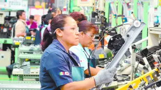 La actividad cayó 1.2% mensual, hilando dos meses a la baja, mientras que descendió 2.8% interanual y sumó 11 descensos en los últimos 12 meses; la manufactura fue el eslabón más débil en el mes.

Para más información del tema, visita: https://www.eleconomista.com.mx/empresas/industria-empezo-mal-segundo-semestre-tropezo-julio-20250911-776750.html

¡Síguenos en nuestras redes sociales para mantenerte informado!

Twitter: https://twitter.com/eleconomista 
Facebook: https://www.facebook.com/ElEconomista.mx
Instagram: https://www.instagram.com/eleconomistamx
LinkedIn: https://www.linkedin.com/company/el-economista/

#ElEconomista #EETV