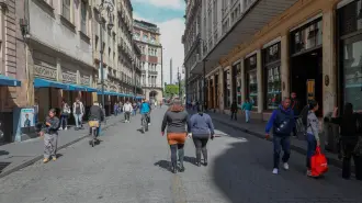 El consumo privado y la inversión fija volvieron a crecer luego de dos trimestres, mientras que el gasto de gobierno hiló dos períodos al alza; sin embargo, de forma semestral, la demanda externa siguió siendo el primer motor de una economía que ha perdido fuerza frente al 2024.

Para más información del tema, visita: https://www.eleconomista.com.mx/empresas/demanda-interna-impulso-reactivacion-pib-segundo-trimestre-20250919-777932.html

¡Síguenos en nuestras redes sociales para mantenerte informado!

Twitter: https://twitter.com/eleconomista 
Facebook: https://www.facebook.com/ElEconomista.mx
Instagram: https://www.instagram.com/eleconomistamx
LinkedIn: https://www.linkedin.com/company/el-economista/

#ElEconomista #EETV