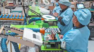 Durante los primeros siete meses de este 2025 los envíos mexicanos se expandieron 34.8% y rebasaron los 103,000 millones de dólares, mientras que los embarques procedentes del país asiático se desplomaron 28.1%, quedando en 65,455 millones de dólares; analistas ven un efecto del alza arancelaria que Washington aplica este año a productos chinos.

Para más información del tema, visita: https://www.eleconomista.com.mx/empresas/mexico-desplazo-china-ventas-equipo-electrico-electronico-eu-20250922-778320.html

¡Síguenos en nuestras redes sociales para mantenerte informado!

Twitter: https://twitter.com/eleconomista
Facebook: https://www.facebook.com/ElEconomista.mx
Instagram: https://www.instagram.com/eleconomistamx
LinkedIn: https://www.linkedin.com/company/el-economista/

#ElEconomista #EETV