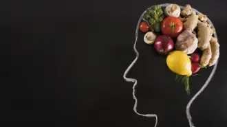 día de la salud mental, salud mental, alimentos para la salud mental, alimentación y estado de ánimo, dieta y emociones, psiconutrición, comida para el cerebro, alimentos que mejoran el ánimo, alimentos que deprimen, comida y bienestar, nutrición emocional, dieta mediterránea, serotonina natural, dopamina alimentos, omega 3, ácidos grasos, frutas antioxidantes, verduras de hoja verde, alimentos fermentados, microbiota intestinal, eje intestino-cerebro, chocolate oscuro beneficios, alimentos para la felicidad, cómo mejorar el ánimo, alimentos que bajan el ánimo, ultraprocesados y depresión, azúcar y salud mental, alimentos que causan ansiedad, dieta para la depresión, dieta para la ansiedad, alimentos naturales, alimentación consciente, mindful eating, bienestar emocional, relación entre comida y emociones, alimentos para sentirse bien, cómo comer para estar feliz, alimentos que influyen en el estado de ánimo, nutrición y salud mental, alimentos buenos para el cerebro, equilibrio mental, dieta y bienestar, hábitos saludables, salud emocional, comida saludable, bienestar integral, día mundial de la salud mental, alimentos que ayudan al cerebro, comida y felicidad, comer bien para sentirse bien, alimentación y felicidad, dieta equilibrada, cómo cuidar la salud mental, alimentos y energía, alimentos para la concentración, comer para pensar mejor, alimentos que calman la ansiedad, cómo mejorar el estado de ánimo, comida y neurotransmisores, alimentación sana y mente sana